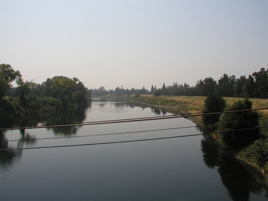 UPSTREAM PHOTOGRAPH - AMERICAN RIVER - SACRAMENTO AT H STREET (SAMC1)