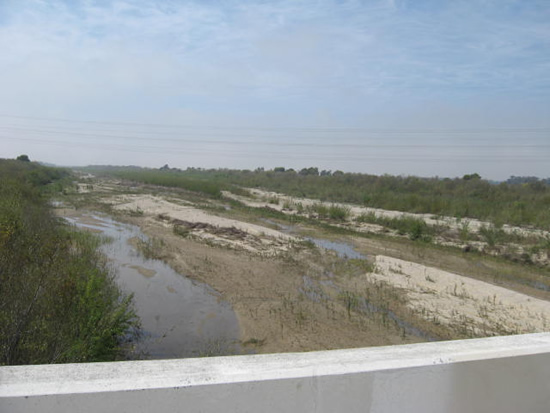 DOWNSTREAM PHOTOGRAPH - SANTA CLARA RIVER - VICTORIA AVENUE (VCAC1)