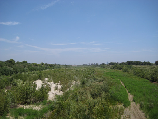 UPSTREAM PHOTOGRAPH - SANTA CLARA RIVER - VICTORIA AVENUE (VCAC1)