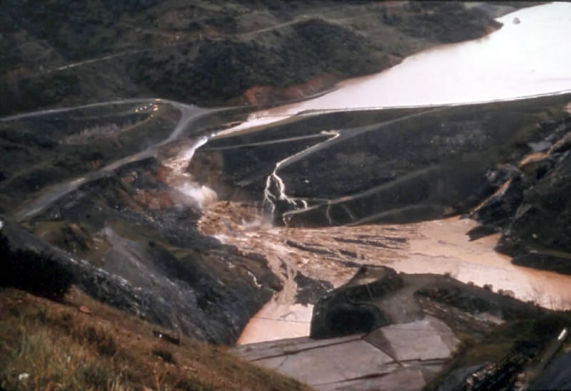 Slide 2:  Initial overtopping of Auburn cofferdam at 9AM PST on the 18th of Feburary